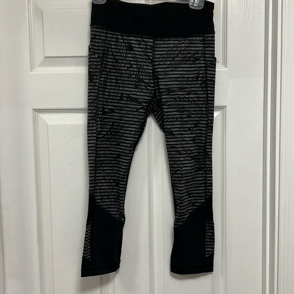 Lululemon Black/Gray Feather Stripe Crop Leggings – size 4